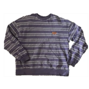 Ljuslila sweatshirt  - Tröja från junkyard i okej skick. Inga defekter men lite urtvättad. Köpt ny för ca 500kr. Skriv om du har någon fundering.