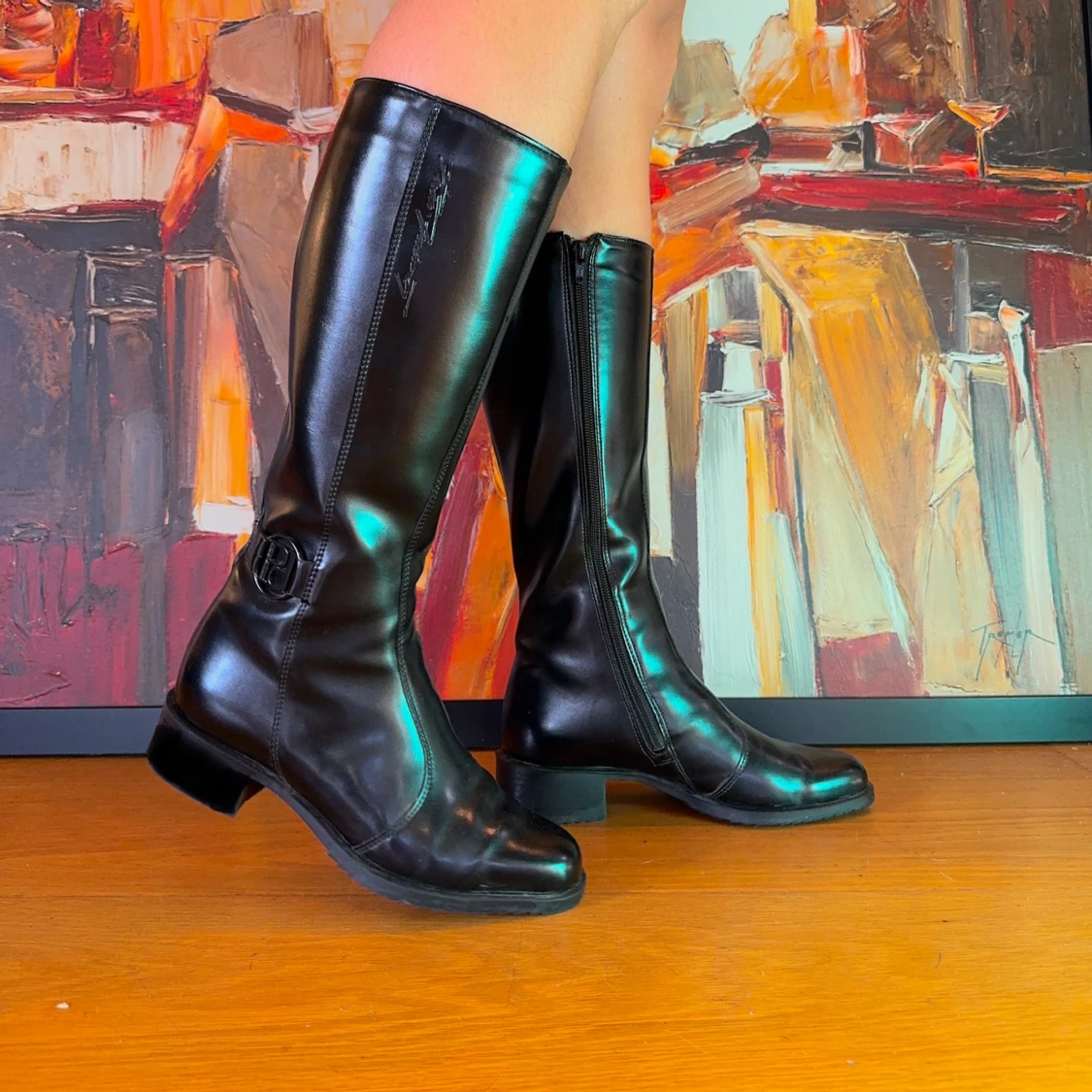 Svarta skinnstövlar med klack