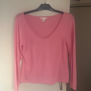 Rosa tröja - Hej! Jag säljer en jättefin rosa tröja då den inte kommer till användning. Tröjan är i st. L och köpt från sellpy för 60kr! Hör av dig om du har fler frågor!🥰💕
