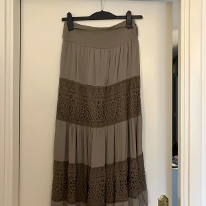 Beige långkjol  - Helt oanvänd beige långkjol i storlek small. Köpt på smögen för 400kr och säjer för 250kr.