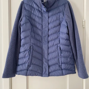 Ny blå hybridjacka i strl S från 32 degreese heat - Ny blå hybridjacka i strl S från 32 degreese heat.  Ny, aldrig använd.  Mått Över bröstet: ca 50 cm Längd från axeln och ner: ca 66 cm  Polyester och viskos  Kommer från ett djur och rökfritt hem. 