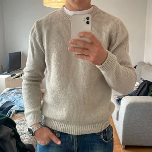 Stickad tröja Topman - Garderobsrensing! Säljer en stickad tröja från Topman i storlek M. Bra skick, håller dig garanterat varm. Jag (på bilden) är 183cm, 80kg. 