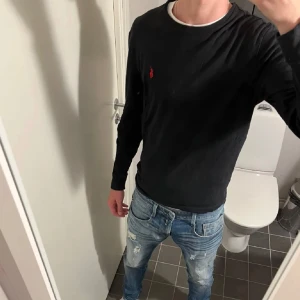 Ralph Lauren Tröja - Säljer nu denna riktigt feta i ralph lauren tröjan i storlek S. Tröjan är i bra skick och nypris ligger på runt 1000kr, mitt pris 499kr. Skriv vid fler frågor eller funderingar🤙