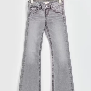 Grå lågmidjade jeans - Säljer dessa grå low waist jeans från Gina Young, då dem inte kommer till användning. Super snygga och i bra skick. Priset går att diskutera.