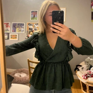 Grön blus  - Säljer min super fina blus då jag ej får användning för den längre! Jätte bra skick och köpt på Zalando💗 skriv för mer info