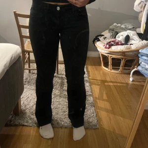 Replay jeans  - Säljer nu mina otroliga svarta bootcut replay jeans då ja har för många jeans..! Dom är omsydda från skinny till bootcut och dom sitter otroligt🤩 skriv för mer info, strl 28