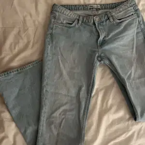 Säljer dessa trendiga lågmidjade Bootcut jeans från Zara. De finns ej kvar att köpa i butik. Använda men inga stora defekter mer än ytterst lite slitning vid slutet av jeansen. Hör av dig vid frågor💗