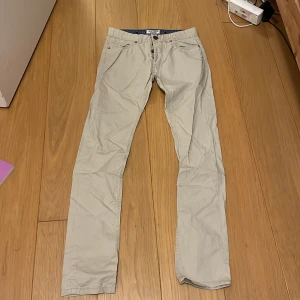 Byxor  - Ett par byxor från ALCOTT&CO