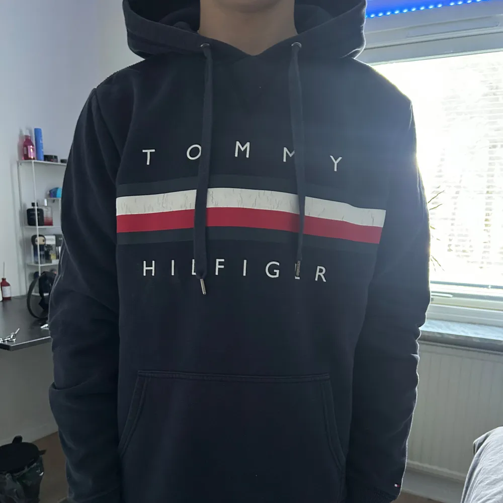   Tommy Hilfiger hoddie, använd ett få tal gånger,  Ordinarie pris = 1200kr . Hoodies.