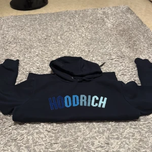 Hoodrich tröja  - Säljer min hoodrich tröja  då jag inte använder dem längre, tröjan är i fin skick finns inga skador eller fläckar