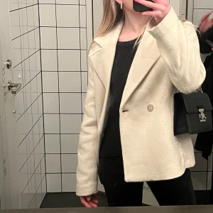 Beige jacka  - Köpte jackan för cirka ett år sedan och har använt den flitigt, varan har tecken på slitage och svart katt päls ( går att fixa med roller) 