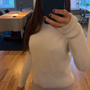 Fin vit tröja - Jätte fin o mysig vit stickad tröja fin till hösten och vintern!