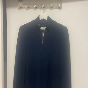 Zara tjocktröja  - Supersnygg tröja från Zara.  Stl M 