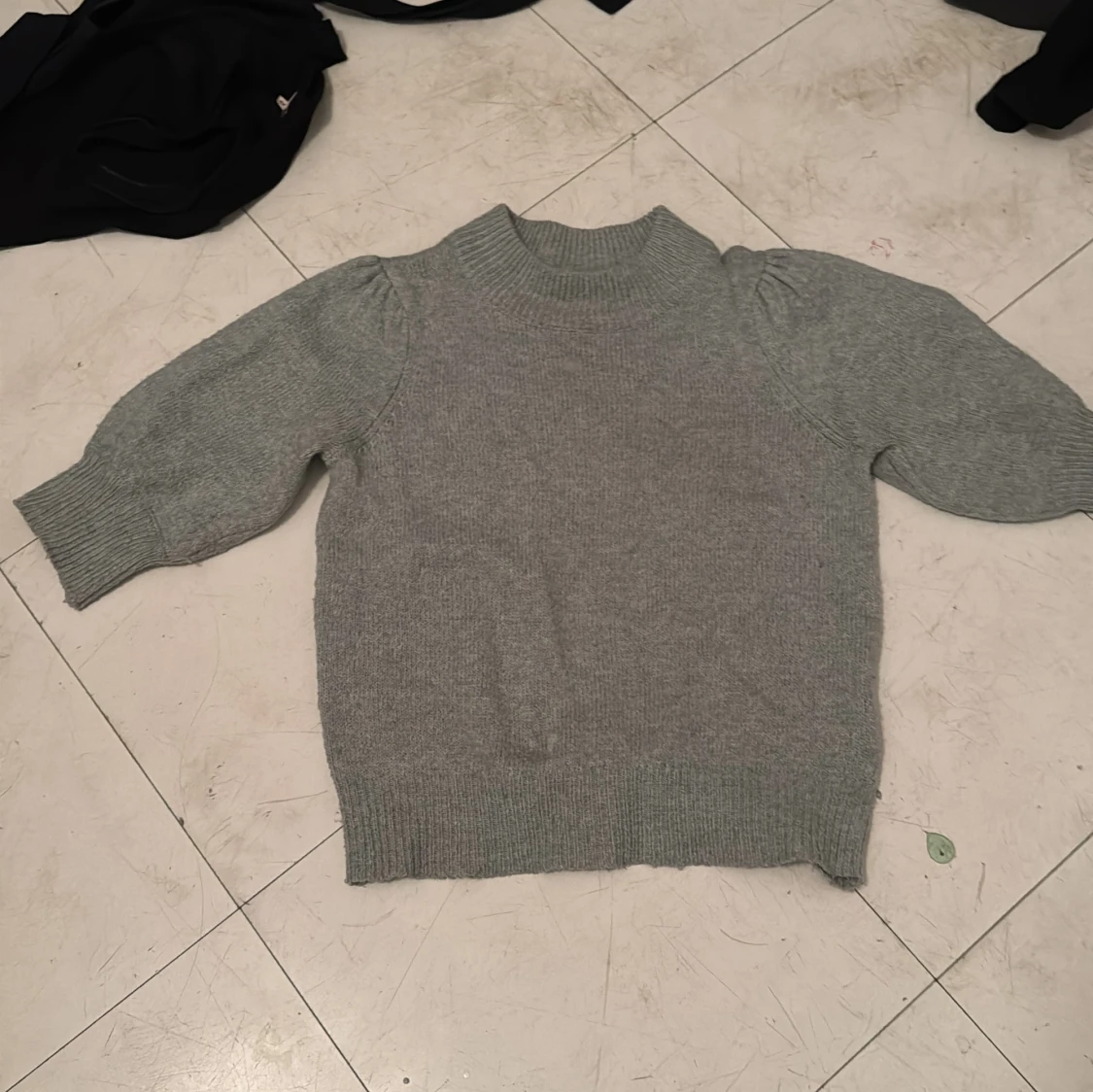 Stickad tröja med puffärm från JDY - 90