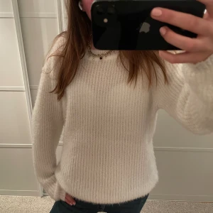 Stickad vit tröja - I bra skick!!💖 inge lika genomskinlig som på bilderna😁