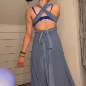 Balklänning  - Säljer min klänning som jag använt 1 gång, är i bra skick köpte för 1500kr säljer för 1000kr men pris kan diskuteras jätte dåliga bilder men skriv om ni vill ha bättre bilder på den så fixar jag 