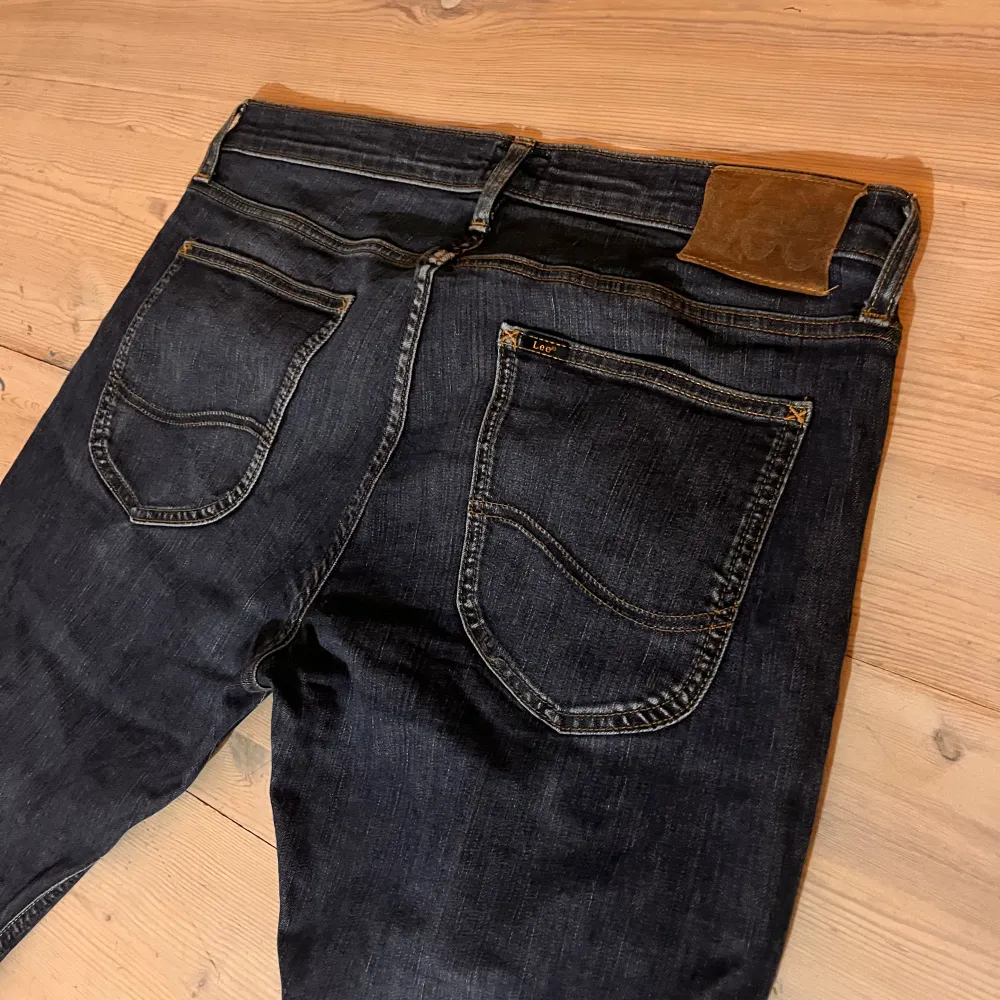 Säljer mina lee jeans som nästan är oanvända!. Jeans & Byxor.