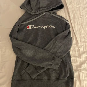 Champion hoodie - Snygg hoodie! Använd men inga slitage på tröjan ☺️