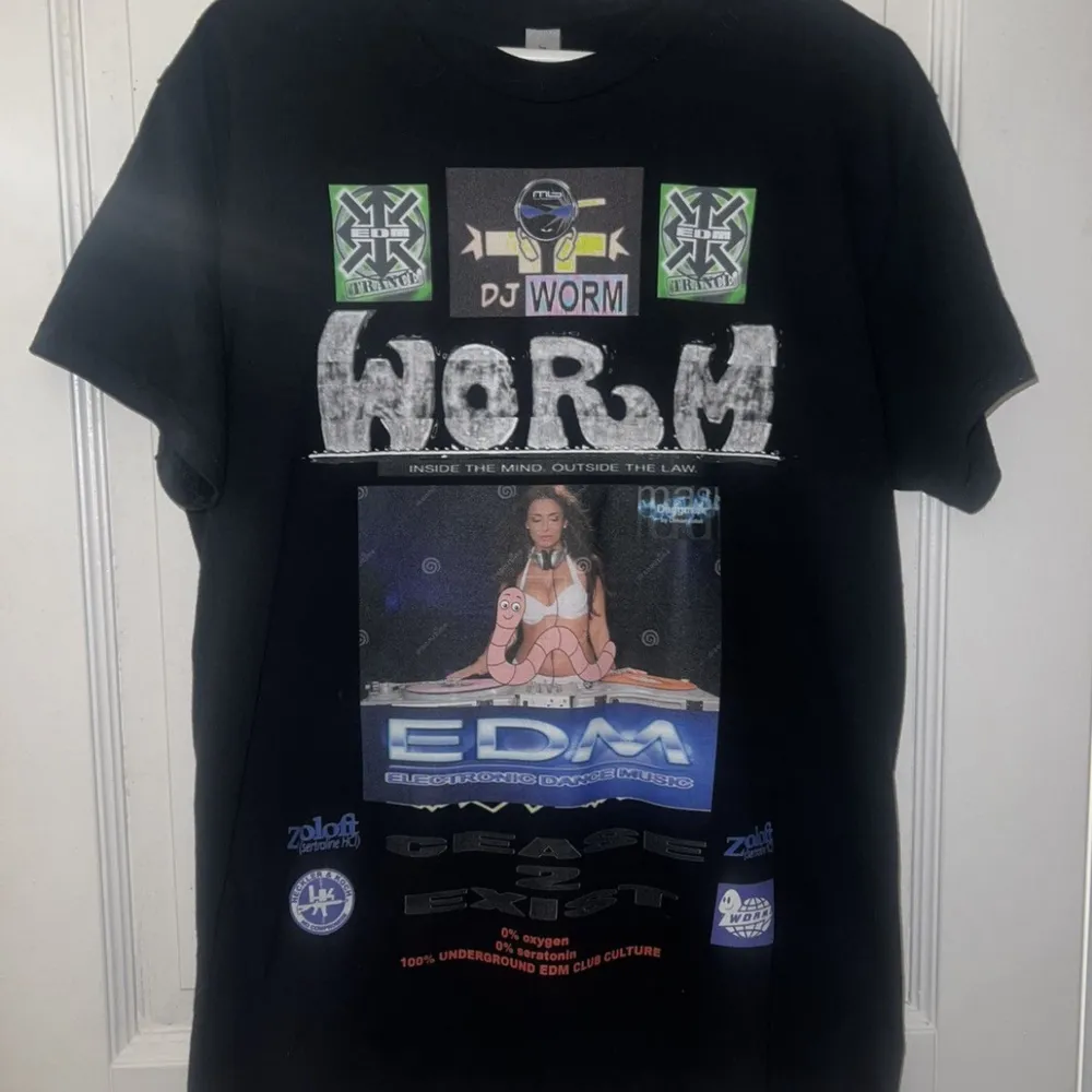 cease2exist dj worm t shirt storlek L ! passar medium perfekt också. T-shirts.