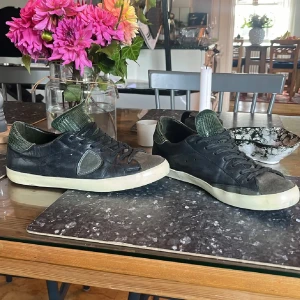 Phillipe Model skor - Tja! Säljer dessa phillipe model skor som är i en snygg grön färg som passar bra till hösten, dem är i väldigt bra skick och andvända fåtal gånger, dem är i storlek 40 men passar på mig som vanligtvis har 42. Medföljer dustbag. Priset kan diskuteras!