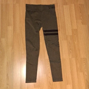 Stronger Tights - Khaki gröna Tights från Stronger i storlek M/L