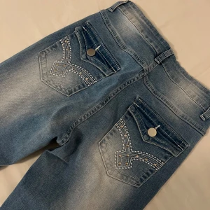 Utsvängda jeans - Storlek xs 