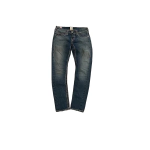 Lågmidjade True Religion Jeans - Hej!! Säljer dessa lågmidjade true religon jeans:) De är storlek 25 (XS) och har inga skador. lätta att sy om till bootcut😻 Skriv ifall du har fler frågor😵‍💫