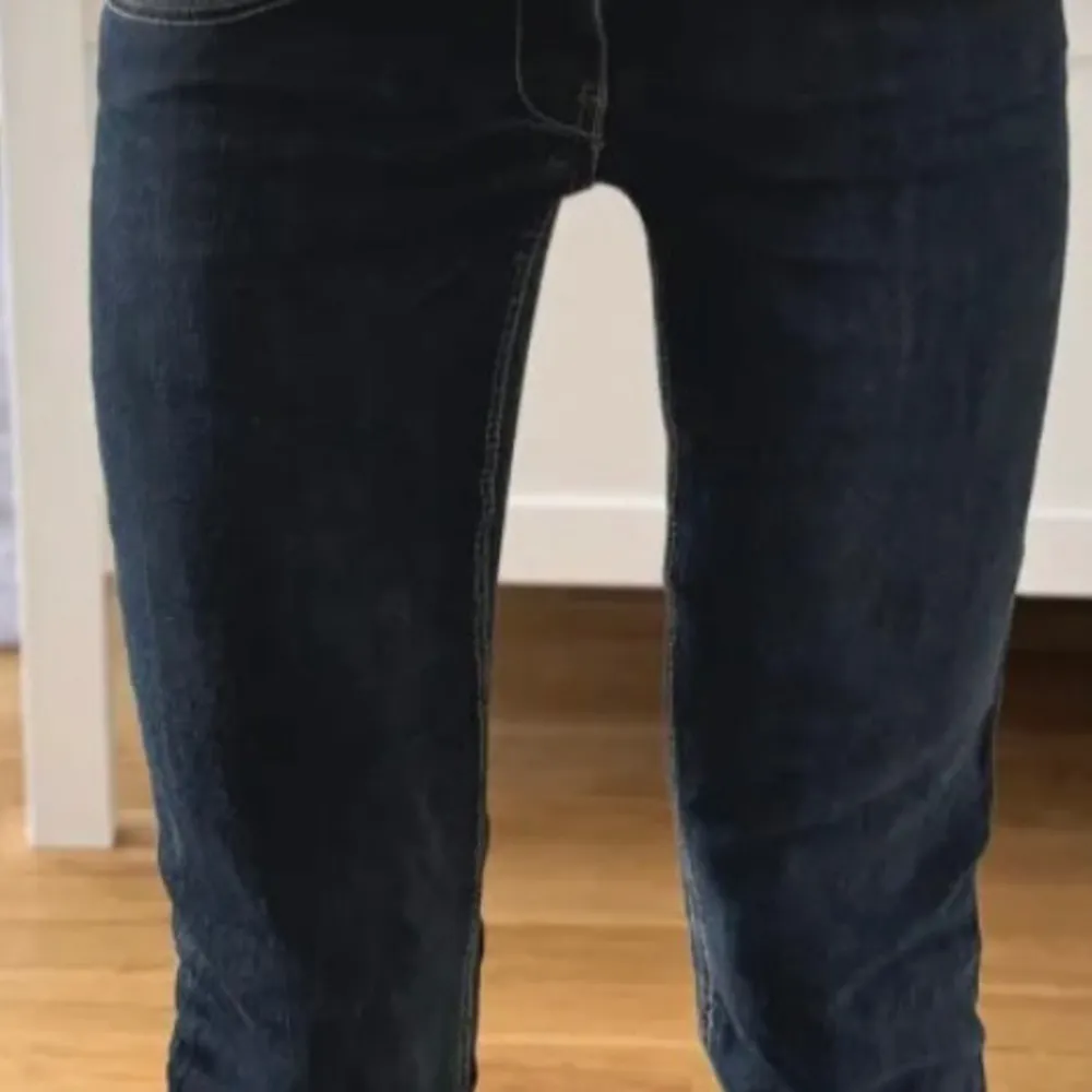 Bootcut jeans som tyvärr har blivit för små för mej men jätte snygga storlek 25.. Farkut & Housut.