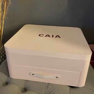 Caia kalender - Helt ny Caia kalender i orginalkartong😍värde 8000kr, tror att det största fraktpaketet är upp till 2kg och att man därför måste betala mer men då står jag för frakten🫶🏻ni kan även skriva prisförslag vid intresse🥰