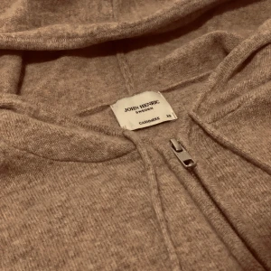 John Henric Kashmir zip - // John Henric | Nytt skick, inga knoppar eller slitningar/hål | Nypris 2500 | Storlek XS | Hör av dig vid fler frågor // ressellfabriken