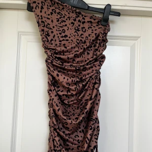 Klänning  - One shoulder klänning från SHEIN med justerbara snörningar på sidorna kan göras både kortare/längre och sitter takt på 