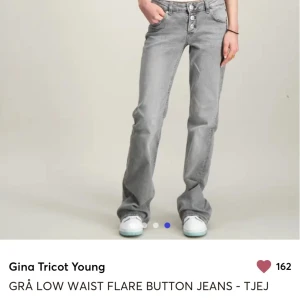 Bootcut jeans  - Gråa Lågmidjade bootcut jeans från Gina tricot💗strl 152/Xs