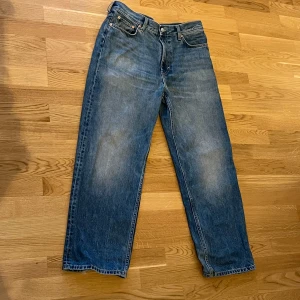 Weekday jeans losse fit  - Säljer mina riktigt snygga weekday jeans i storlek 30/30 för ett riktigt bra pris. Vid frågor om jeansen eller nåt annat så är det bara att fråga. Pris går att diskuteras