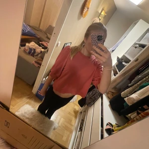 Tjock T-shirt  - En rosa tjock T-shirt i väldigt bra skick från monki. Använd bara några gånger, skriv privat om ni undrar över något eller vill ha fler bilder 💕
