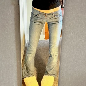 Lågmidjade jeans - Lågmidjade bootcutjeans köpta second hand! Omsydda nedtill, annars i gott skick! 