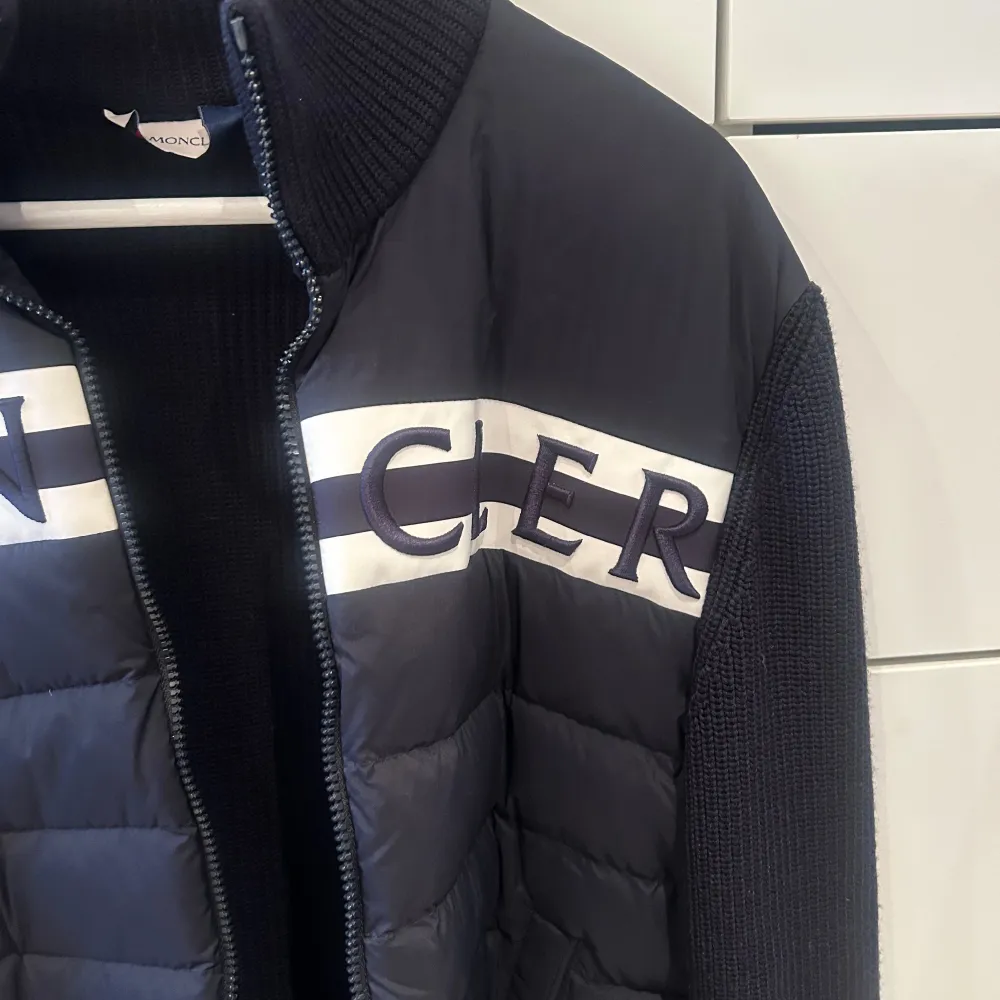 Moncler jacka, ordinarie pris ca 9000kr, skriv för fler bilder, sista bilden är qr koden som sitter inuti jackan . Jackor.