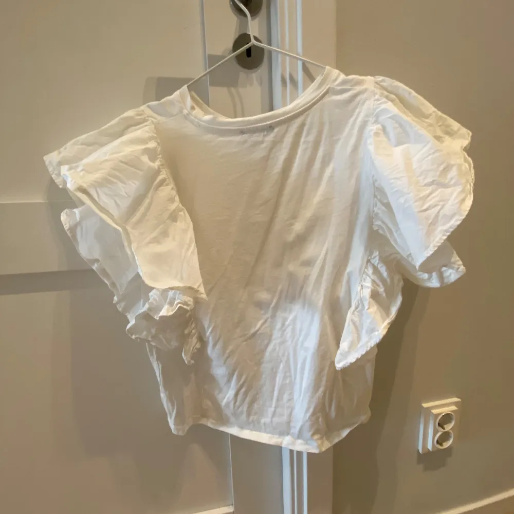 Säljer en superfin vit blus från Zara i storlek M. Den har puffiga kortärmar som ger en romantisk touch och är perfekt för både vardag och fest. Materialet är mjukt och bekvämt, vilket gör den lätt att bära hela dagen. Passar perfekt till jeans eller kjol för en chic look!. Yläosat.