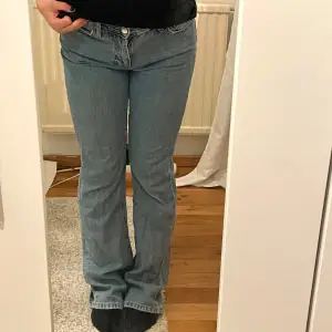 Jättefina jeans som är straight k modellen samt lågmidjade, köptes för 600kr från bikbok som inte finns kvar på deras hemsida!! Waist: 25 men passar mig som 36 i jeans, strl 32 i längden som är lite för långa för mig🤍