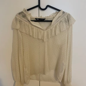 Blus - Säljer denna blusen från Zara. Säljer pågrund den inte kommer till användning. Köpte den för 300kr och säljer för 150kr. Pris kan diskuteras privat. Den är i bra skick