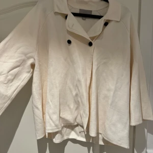 Beige jacka med knappar - Trekvartsärmad kofta från H&M i strl L (liten i storleken).  Bra skick och passar till många olika outfits.