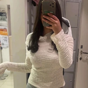 Beige topp med textur - Superfin topp köpt från Ginatricot förra året😃 ser som ny ut fortfarande 