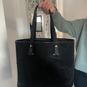 Väska  - Väska ifrån hm i mocka material😊