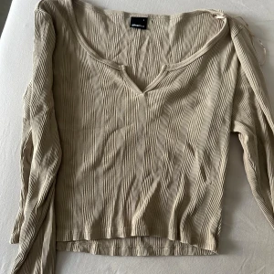 Beige ribbad långärmad topp från Gina Tricot - Säljer en superfin beige ribbad topp från Gina Tricot.  Bra skick