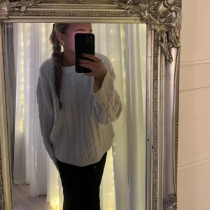 Tröja - Tröja från hm i storlek xs, men skulle säga att det är väldigt oversize. 🥰