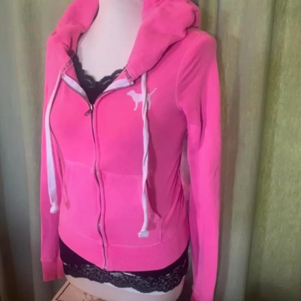 Superfin rosa hoodie från Victoria's Secret PINK med dragkedja och huva. Den har långa ärmar och texten 'LOVE LOVE PINK' i stora bokstäver på ryggen. Köpt på vinted💖 FAST PRIS. Storlek S/M beroende på hur man vill den ska sitta. Förra ägarens bilder. Tröjor & Koftor.