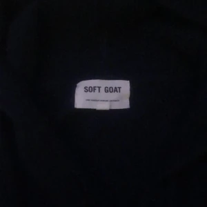 Soft goat Kashmir hoodie - Tja! Säljer min Kashmir hoodie för att jag inte använder den. Jag fick den av min pappa och har inte använt den sen dess. Nypris ligger på ungefär 2800kr men jag säljer för 1200kr. Hör av er om ni har minsta lilla fråga. Mvh FHLN_SHOP.