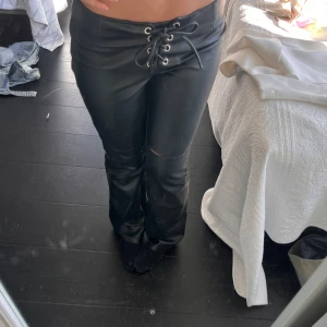 Läder byxor  - Snygga läder byxor i bootcut. Några små små defekter men syns knappt. 