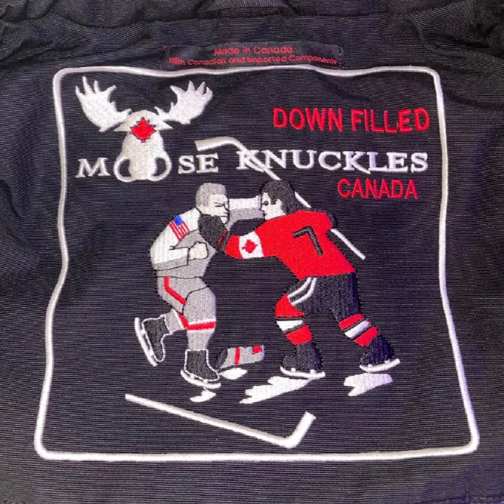 Säljer en svart dunjacka från Moose Knuckles 100% ÄKTA, perfekt för kalla vinterdagar. Jackan har en fluffig pälsfodrad huva och flera dragkedjor för en cool look. Den är i nyskick och har snygga detaljer på ärmarna. Passar perfekt för vinterns alla äventyr! 🖤. Jackor.