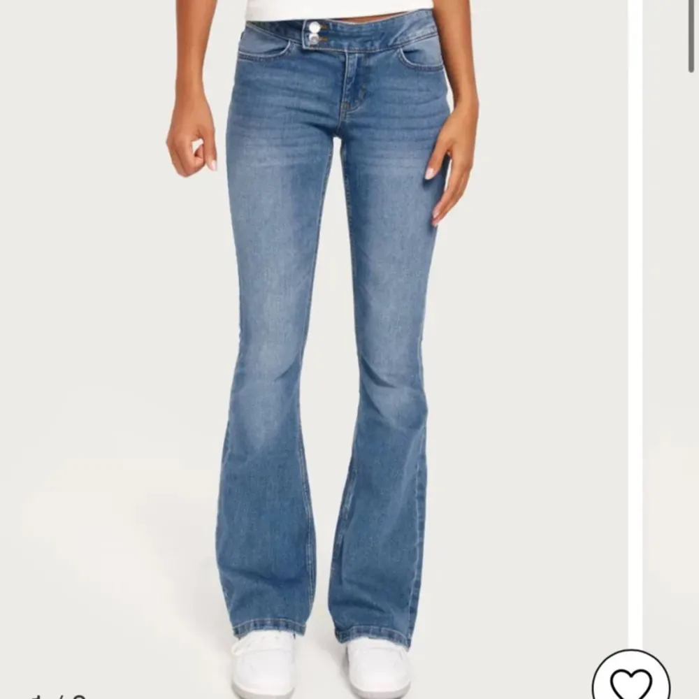 Lågmidjade bootcut jeans från vero moda i strl 36 i super bra skick. . Jeans & Byxor.