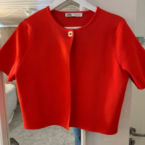 Röd tröja zara  - Storlek XL( liten i storleken) 